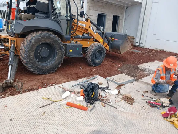 Retroexcavadora preparando el terreno junto al edificio de la planta