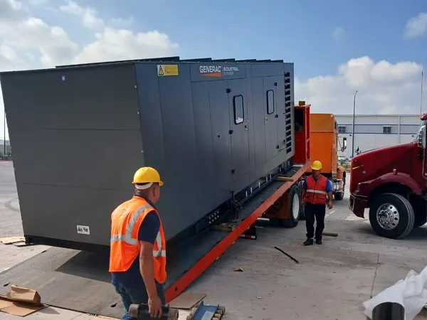 Maniobra de descarga del grupo electrógeno desde la plataforma