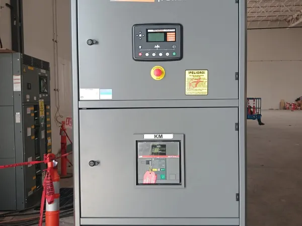 Tablero de control del grupo electrógeno instalado en el cuarto de máquinas