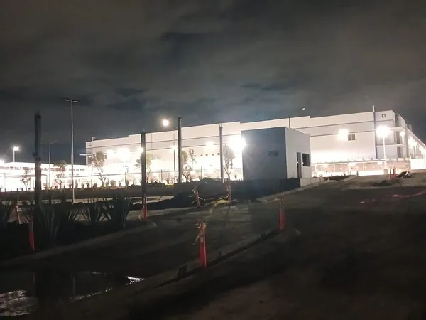 La planta iluminada durante un turno de trabajo nocturno