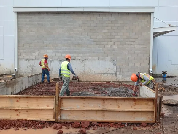 Cuadrilla colando una cimentación con cimbra de madera