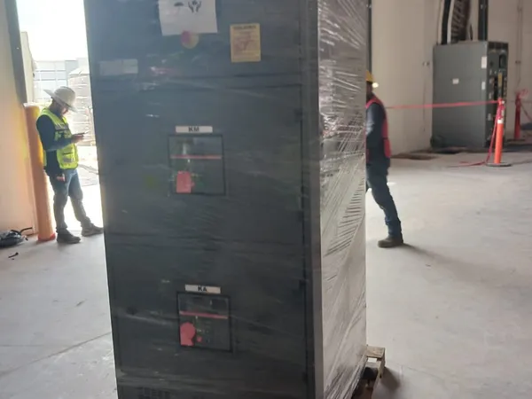 Traslado del gabinete de transferencia sobre patín hacia su posición final