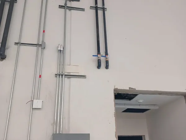 Tubería conduit montada en muro subiendo hacia el tablero