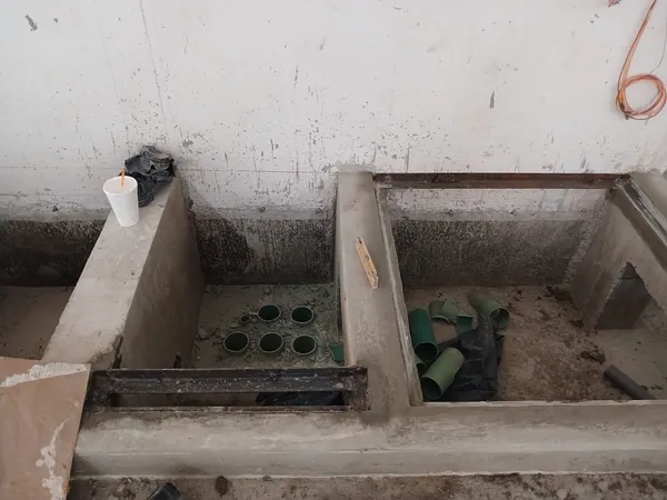 Trincheras de concreto con los ductos preparados para el cableado