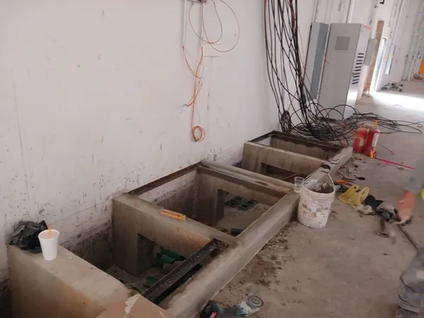 Trinchera con cableado en proceso y herramienta de la cuadrilla