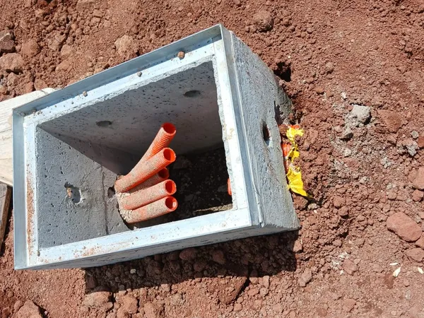 Registro prefabricado con sus ductos, listo para colocarse en la excavación