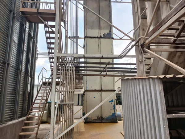 Estructura metálica y escaleras de acceso entre los cuerpos de la planta
