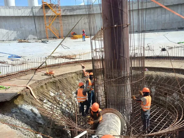 Excavación profunda con acero de refuerzo y tubería de conducción colocada