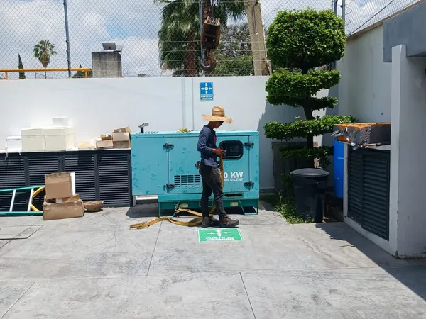 Grupo electrógeno ya instalado y conectado en el patio de la planta