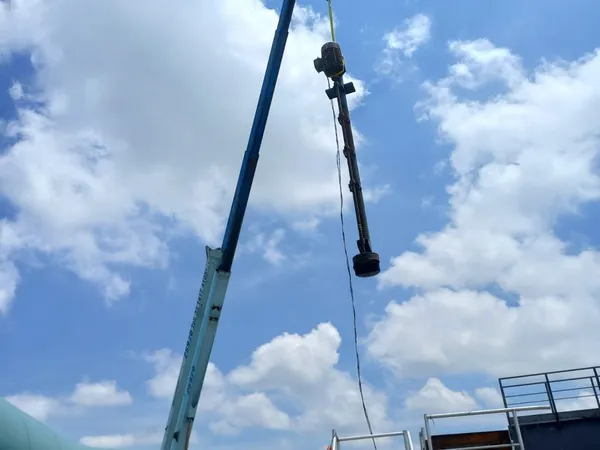 Grúa maniobrando junto a la tubería de gran diámetro en la planta