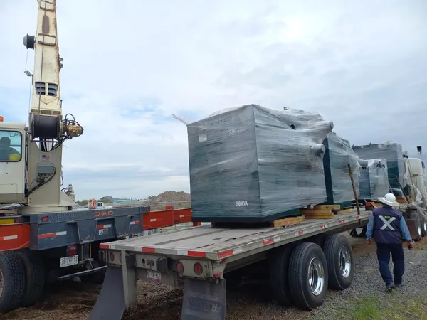 Equipo eléctrico embalado sobre la plataforma, listo para la maniobra de descarga