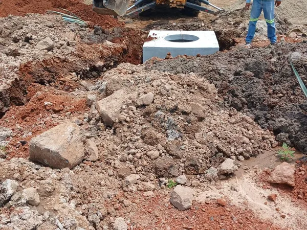 Excavadora y personal preparando el sitio para recibir la pieza