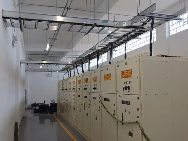 Sala de subestación con las celdas de media tensión alineadas