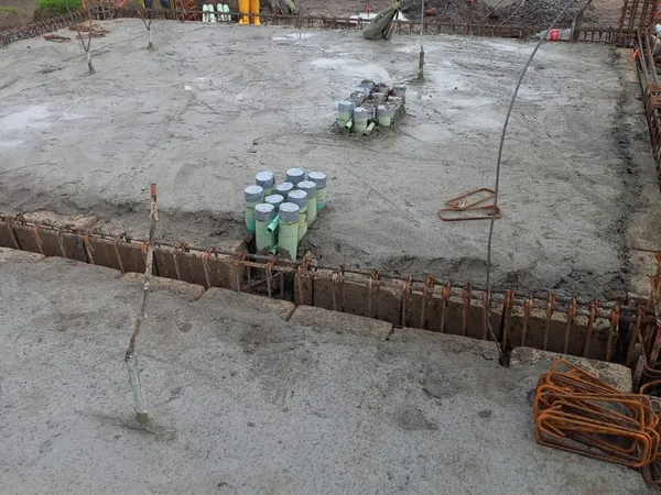 Trabajadores sobre la cimentación de concreto ya colada