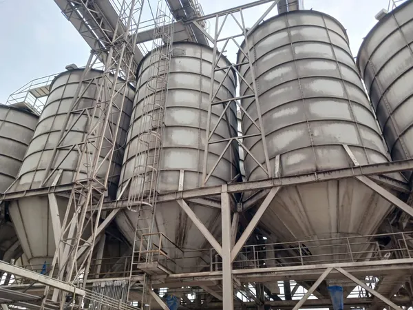 Silos de la planta industrial vistos desde abajo, con su estructura de soporte