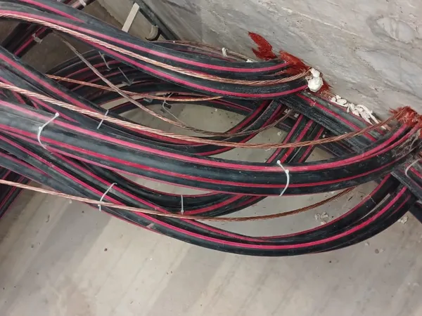 Cables de potencia peinados sobre la charola montada en el muro