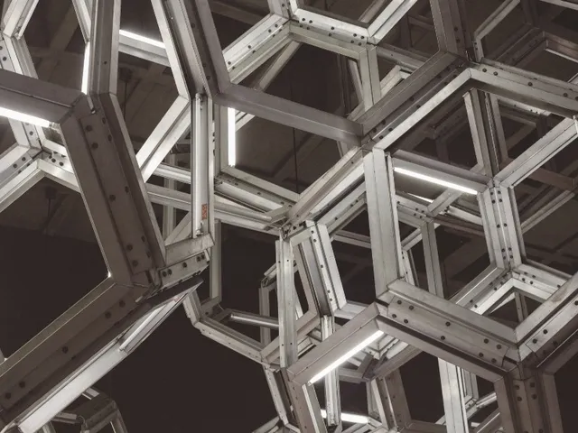 Construcción civil, estructuras metálicas, maniobras y soldadura a nivel industrial.