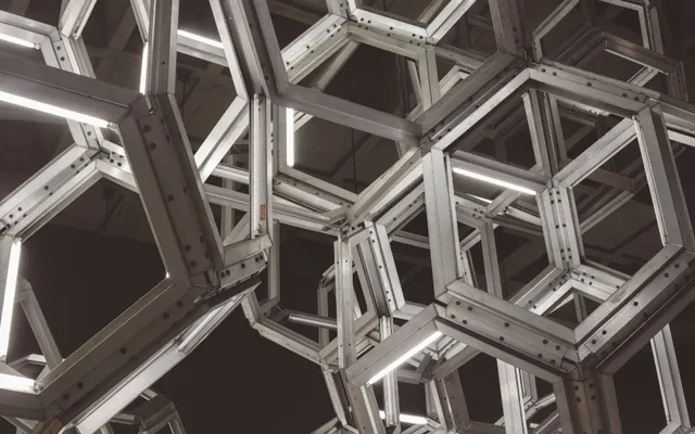 Construcción civil, estructuras metálicas, maniobras y soldadura a nivel industrial.