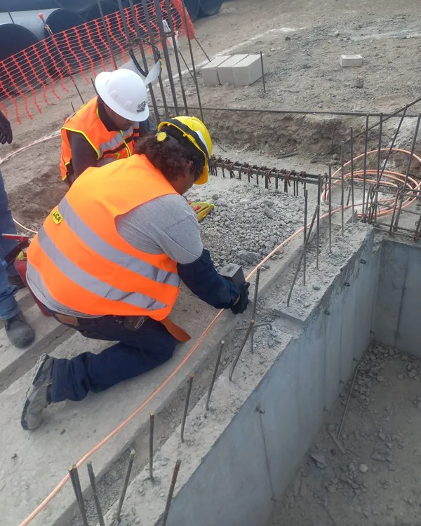 Cuadrilla armando el acero de refuerzo de una trabe de concreto