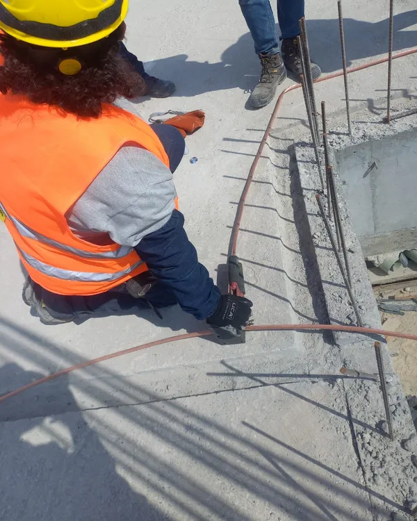 Trabajador colocando acero de refuerzo sobre la losa de cimentación