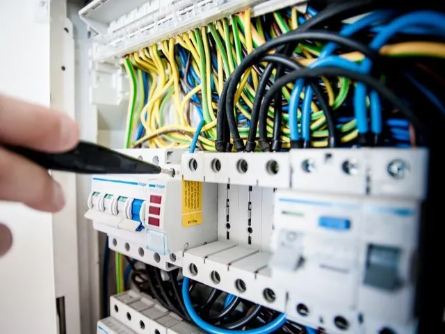 Diseño, ejecución y puesta en marcha de cualquier proyecto eléctrico de nivel industrial y residencial.