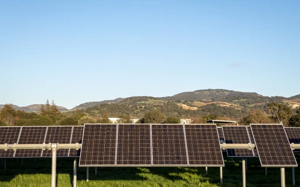 El ahorro no depende del tamaño de tu techo, sino de lo que dice tu recibo. Te enseñamos a leer los datos que de verdad determinan si el fotovoltaico te conviene.