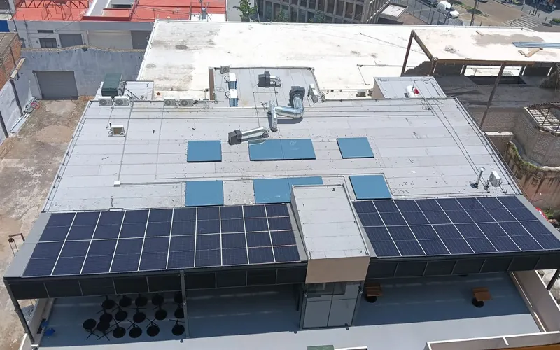 Vista aérea de la azotea del centro joyero con los paneles solares montados sobre la estructura de la terraza