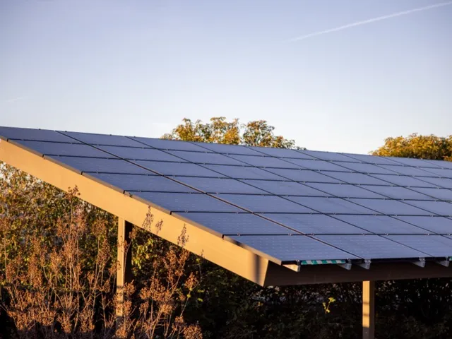 Diseño e instalación de sistemas fotovoltaicos para reducir costos de energía en industria y hogar.