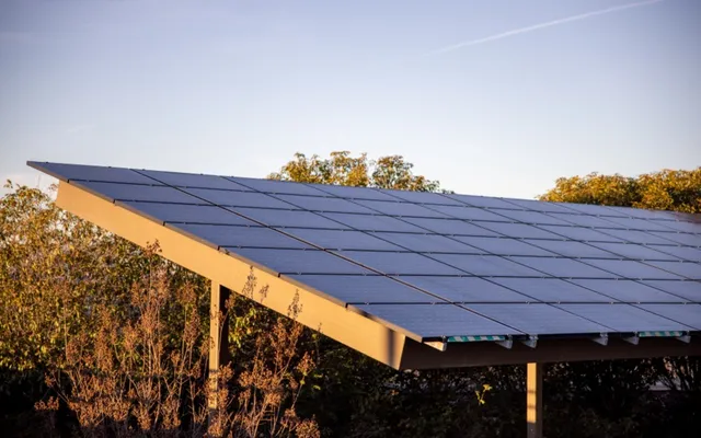 Diseño e instalación de sistemas fotovoltaicos para reducir costos de energía en industria y hogar.