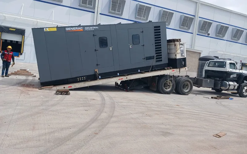 Grupo electrógeno industrial Generac sobre plataforma, llegando a la nave para su instalación